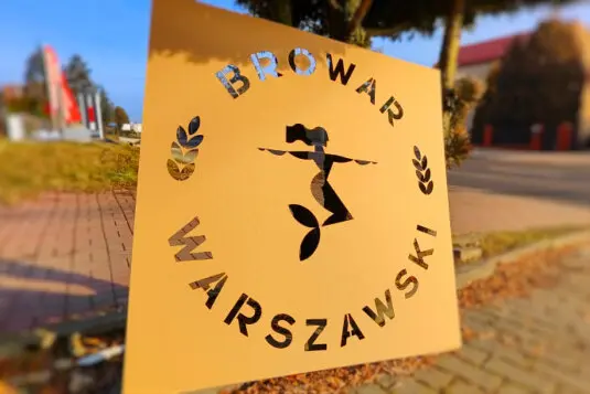 Zdjęcie pokazuje wielkoformatową naklejkę wykonaną z folii szablonowej, przyklejoną do konstrukcji stalowej na chwilę przed malowaniem. 